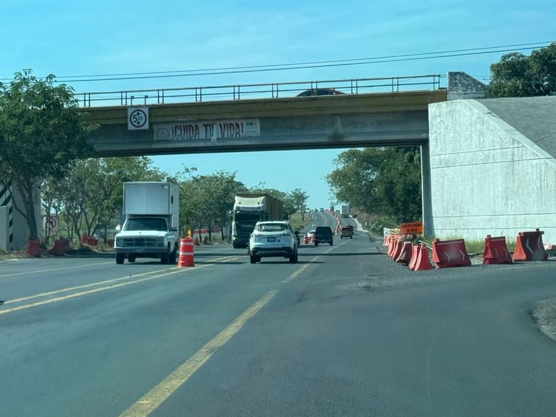 En este momento estás viendo Piden habitantes de Cuyutlán celeridad en la obra de la autopista