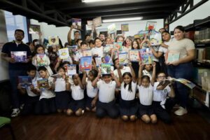 Lee más sobre el artículo Entregan 172 nuevos libros para biblioteca pública en Manzanillo