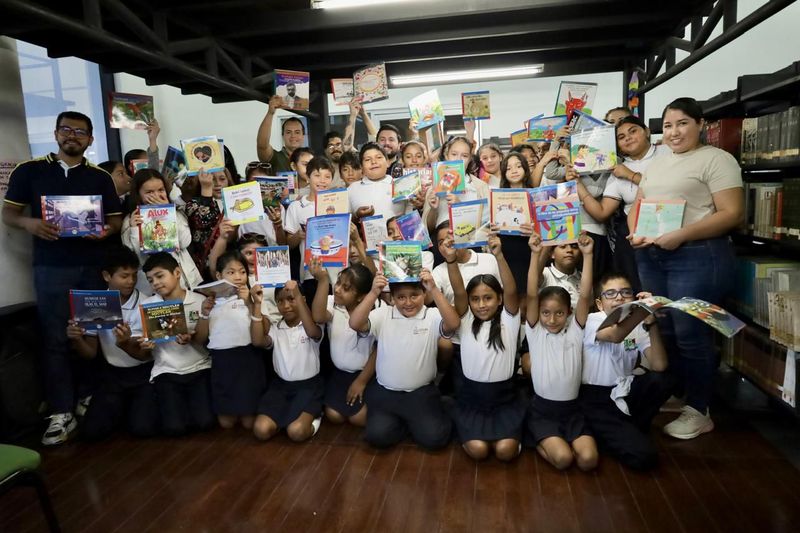 En este momento estás viendo Entregan 172 nuevos libros para biblioteca pública en Manzanillo