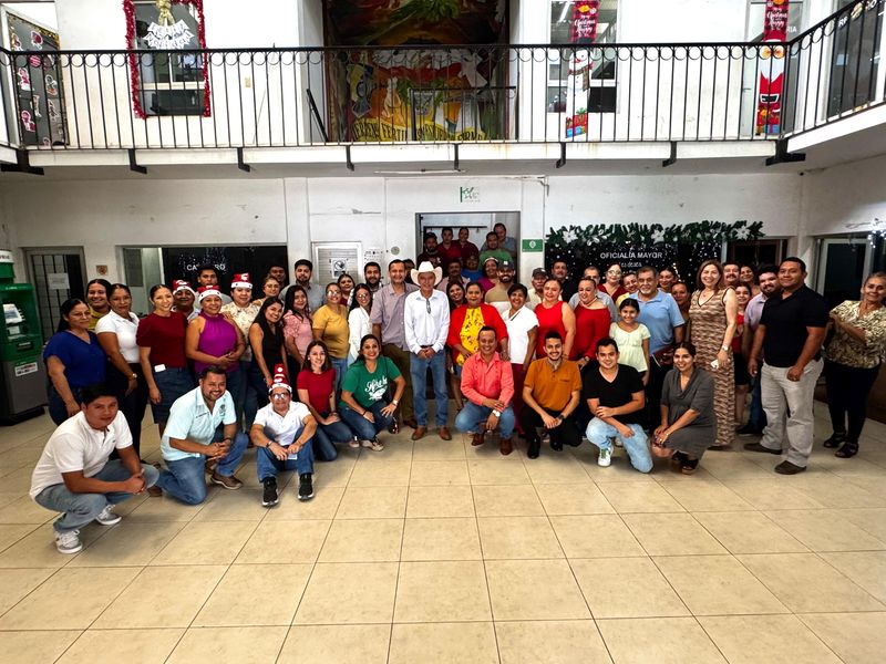 En este momento estás viendo Brinda J Cruz Méndez convivio navideño a trabajadores municipales