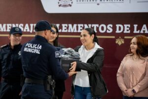 Lee más sobre el artículo Gobernadora Indira Vizcaíno entrega uniformes a policías de Manzanillo