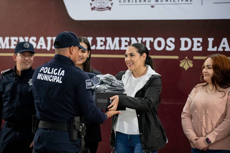 En este momento estás viendo Gobernadora Indira Vizcaíno entrega uniformes a policías de Manzanillo