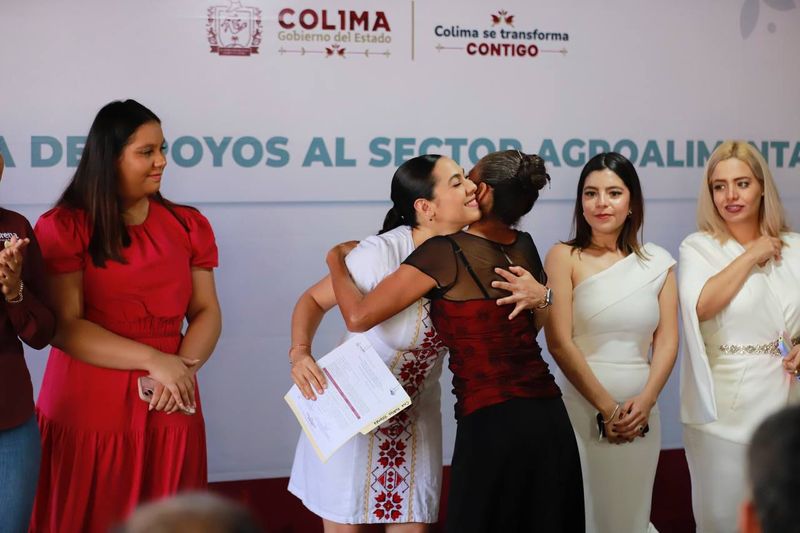 En este momento estás viendo Entrega gobernadora cartas de autorización para apoyos a productores de cinco municipios