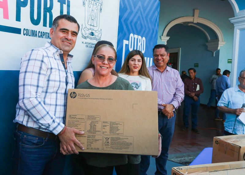 En este momento estás viendo Entrega Riult Rivera a funcionarios equipos de cómputo donado por Banco Santander