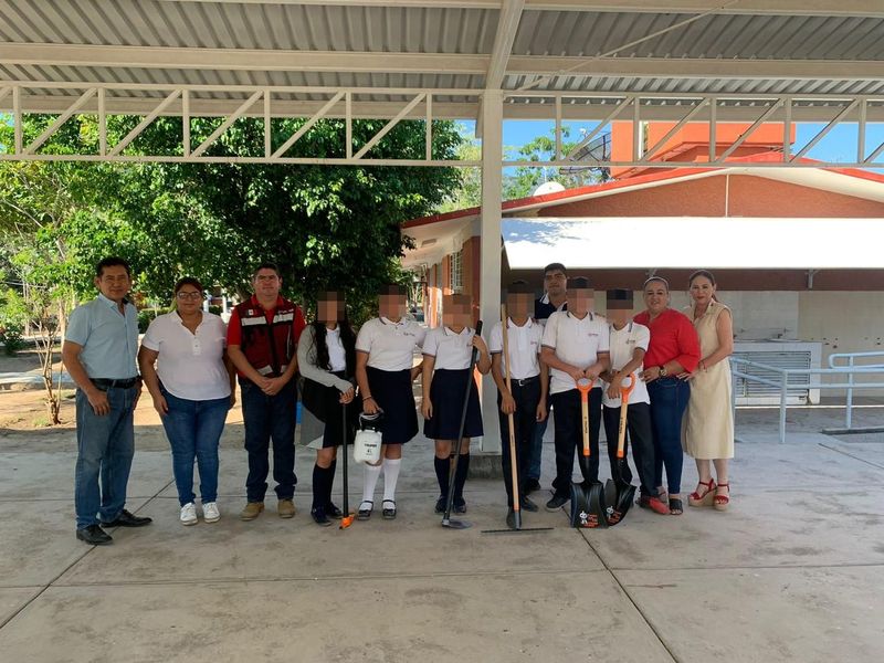 En este momento estás viendo DIF Armería fomenta huertos escolares con entrega de herramientas a estudiantes