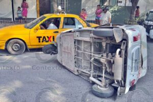 Lee más sobre el artículo Vuelca mototaxi al ser impactada por taxi