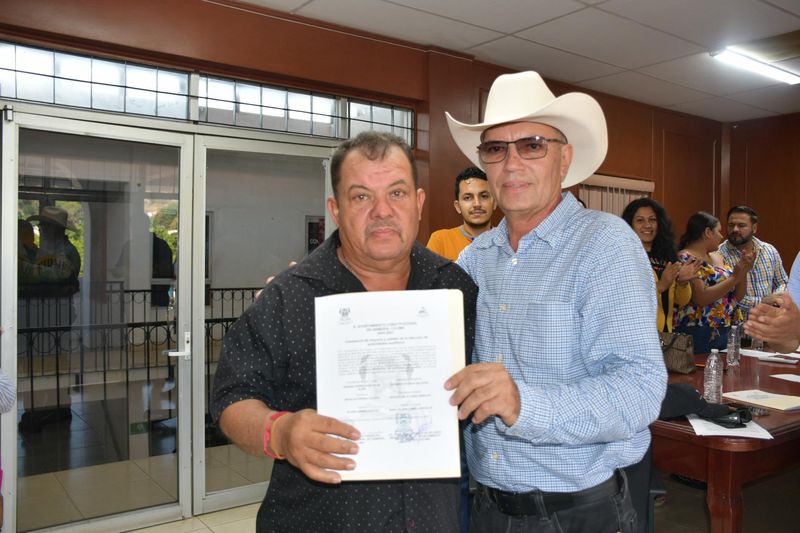 En este momento estás viendo Entregan constancias de mayoría a autoridades auxiliares electas en Armería