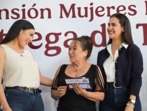 Lee más sobre el artículo Asiste alcaldes a entrega de tarjetas Pensión Mujeres Bienestar en Manzanillo