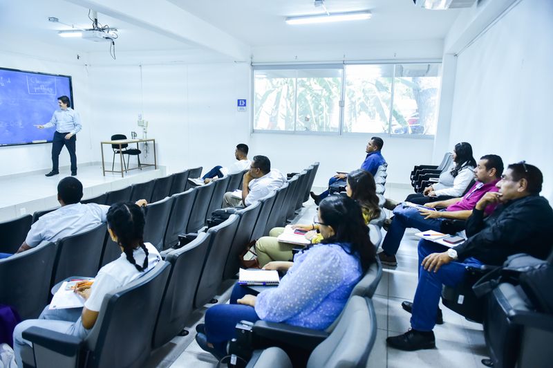 En este momento estás viendo Imparten matemáticas de manera creativa, en la UdeC