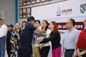 Lee más sobre el artículo Entrega gobernadora uniformes y equipo a policías en La Villa