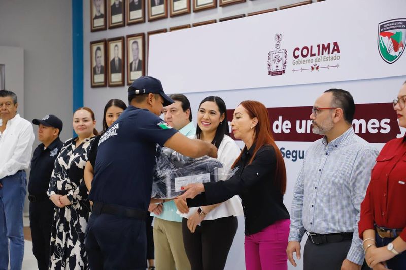 En este momento estás viendo Entrega gobernadora uniformes y equipo a policías en La Villa