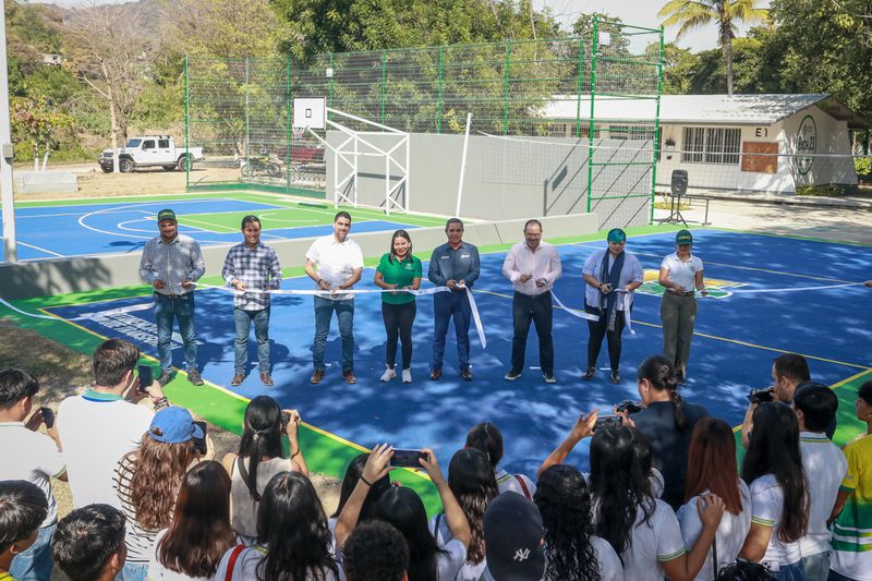 En este momento estás viendo Entrega rector canchas deportivas en campus Santiago y El Naranjo, en Manzanillo