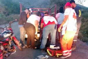 Lee más sobre el artículo Dos motociclistas caen en bache en carretera Armería – Tecomán