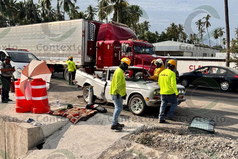 En este momento estás viendo Tráiler impacta a camioneta en la autopista; hay 4 heridos