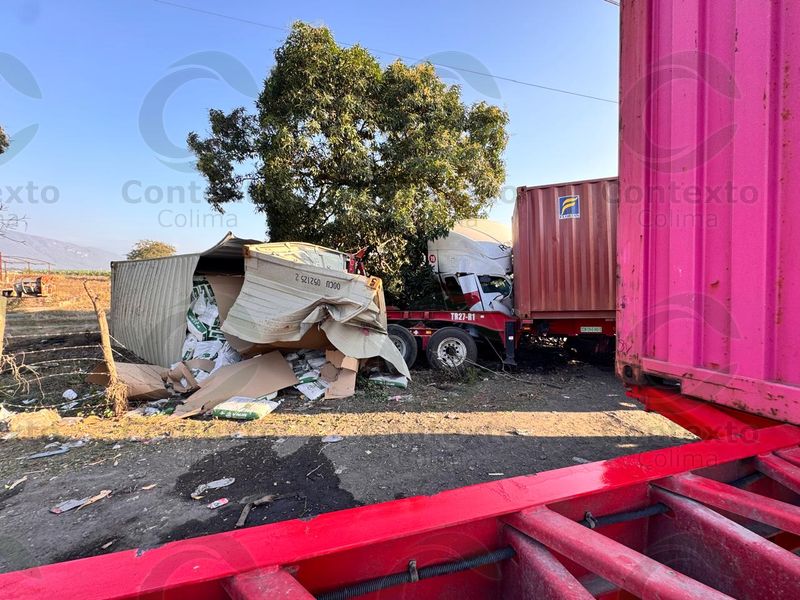 En este momento estás viendo Tráiler evita chocar con autobús pero termina destrozado en la autopista