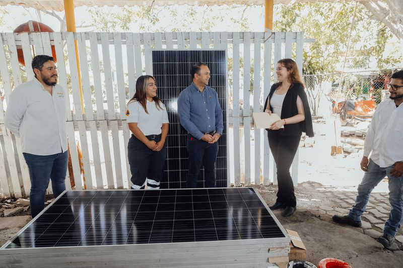 En este momento estás viendo Gobierno municipal de Tecomán recibe donación de paneles solares