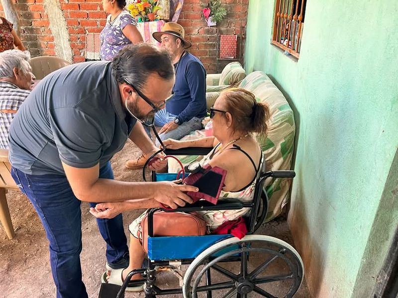 En este momento estás viendo Lleva regidor Javier Orozco servicio médico gratuito a Cerro de Ortega