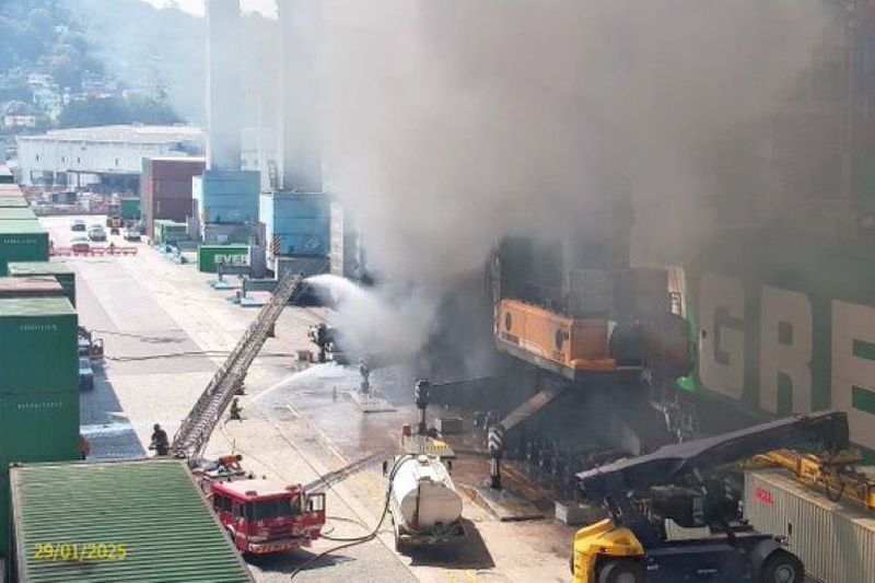 En este momento estás viendo No hay víctimas tras incendio de grúa en el Puerto de Manzanillo