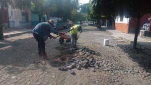 Lee más sobre el artículo Refuerza Operación Bacheo trabajo en empedrados de La Villa