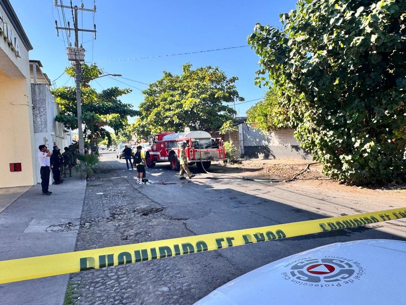 En este momento estás viendo Se incendia vivienda en Tecomán, un herido