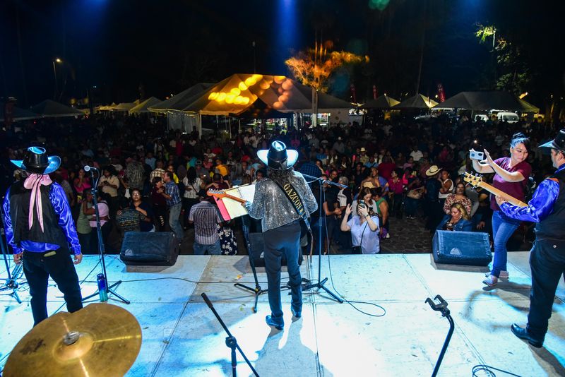 En este momento estás viendo Con éxito se presentó Chuy Gazcón y sus comprometidos en la Expo Raíces del parque Hidalgo