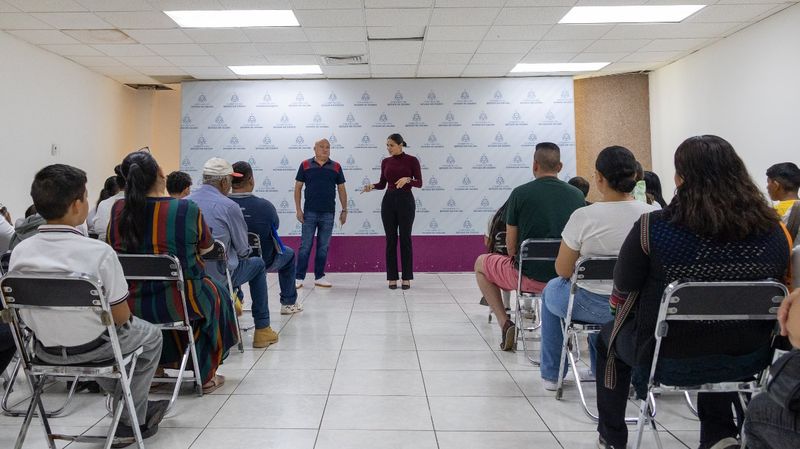 En este momento estás viendo Entregan ColiBecas Computadoras a estudiantes que no las habían recibido