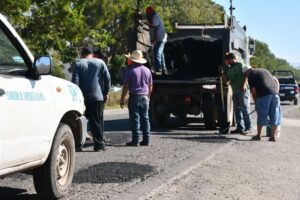 Lee más sobre el artículo Armería: realizan bacheo en la avenida Netzahualcóyotl y la carretera libre Colima-Manzanillo