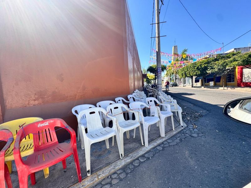 En este momento estás viendo La otra tradición: invaden banquetas con sillas en vísperas del recorrido de la Virgen de La Candelaria