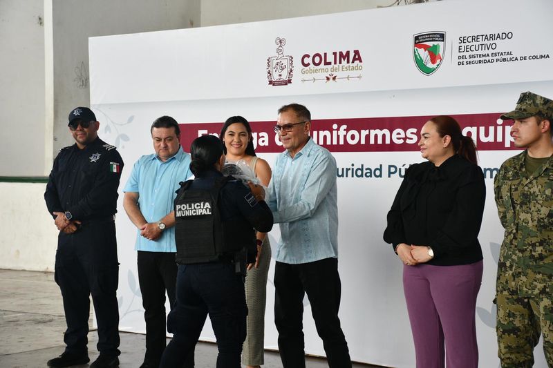 En este momento estás viendo Fortalece gobernadora a la Policía Municipal de Armería con equipo y uniformes