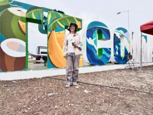 Lee más sobre el artículo Azu Ibarra comparte detalles sobre el diseño de las letras monumentales de Tecomán