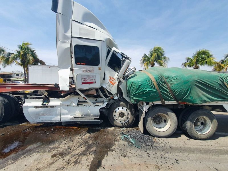 En este momento estás viendo Alerta PC por accidente entre dos tráileres en libramiento Ejército Mexicano