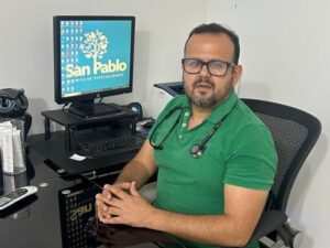 Lee más sobre el artículo Atienden a familias vulnerables con visitas y entrega de medicamentos, en Tecomán