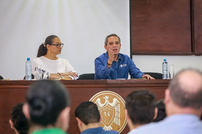 En este momento estás viendo Comparte rector con trabajadores de Tecomán avances de la UdeC en incremento de cobertura