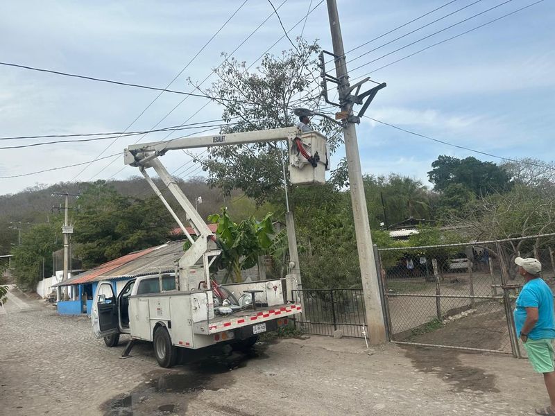 En este momento estás viendo Continúa reparación y cambio de luminarias en localidades de Tecomán