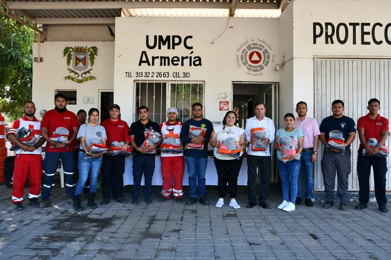 En este momento estás viendo Entrega alcalde uniformes donados por empresa a PC Armería