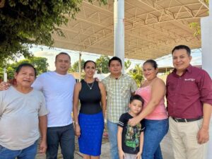 Lee más sobre el artículo Entregan alcalde y DIF Tecomán despensas a más de 100 familias en Cofradía de Morelos