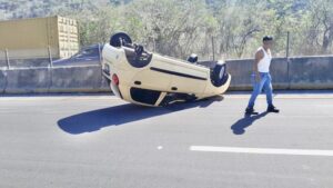 Lee más sobre el artículo Vuelca automóvil en la autopista Colima-Manzanillo