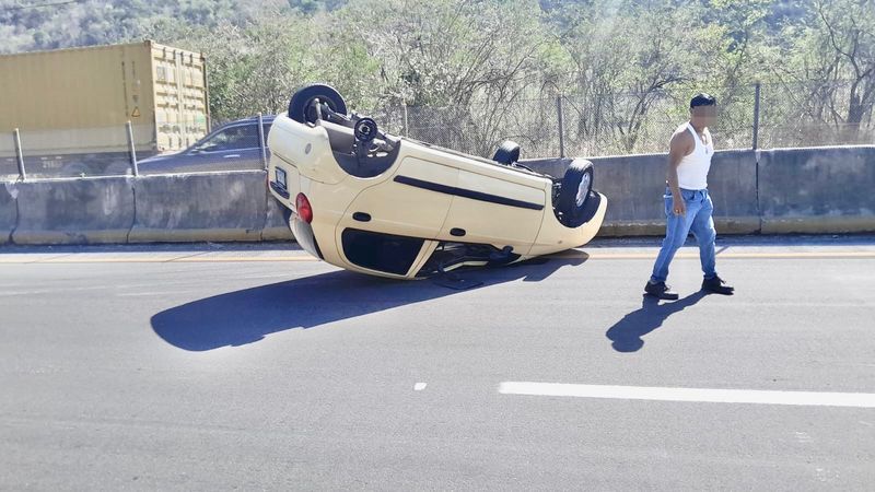 En este momento estás viendo Vuelca automóvil en la autopista Colima-Manzanillo