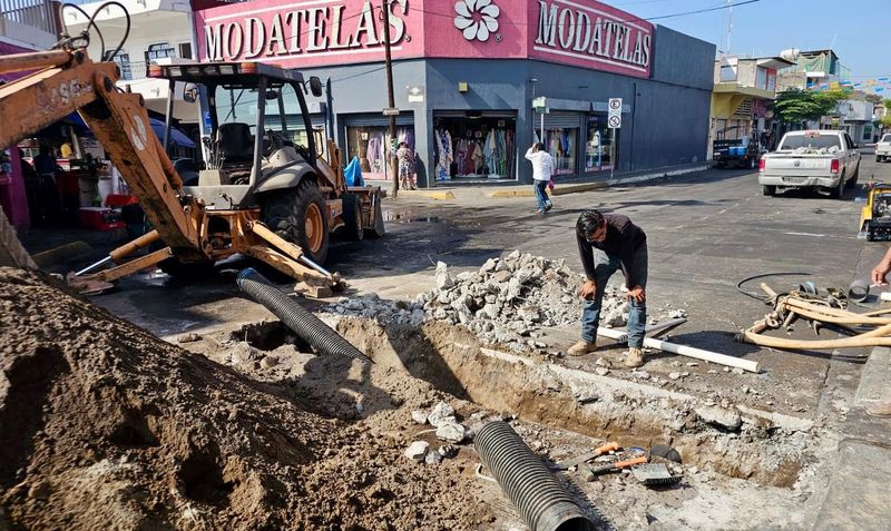 En este momento estás viendo Soluciona Comapat problema de drenaje en mercado Cuauhtémoc, Tecomán