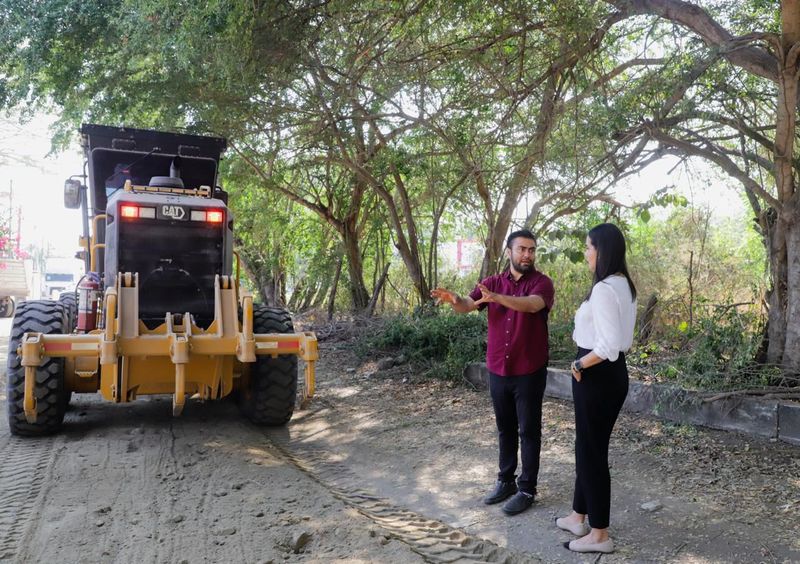 En este momento estás viendo Supervisa alcaldesa de Manzanillo rehabilitación de calles en comunidades