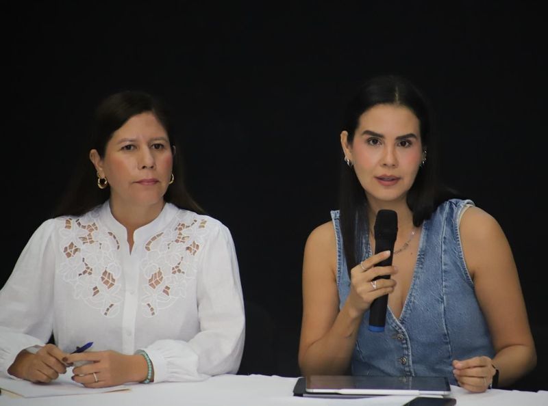 En este momento estás viendo Trabajan alcaldesa y autoridades auxiliares de Manzanillo en equipo para atender al pueblo