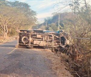 Lee más sobre el artículo Vuelca camioneta de Bimbo en carretera a Coalatilla, Armería