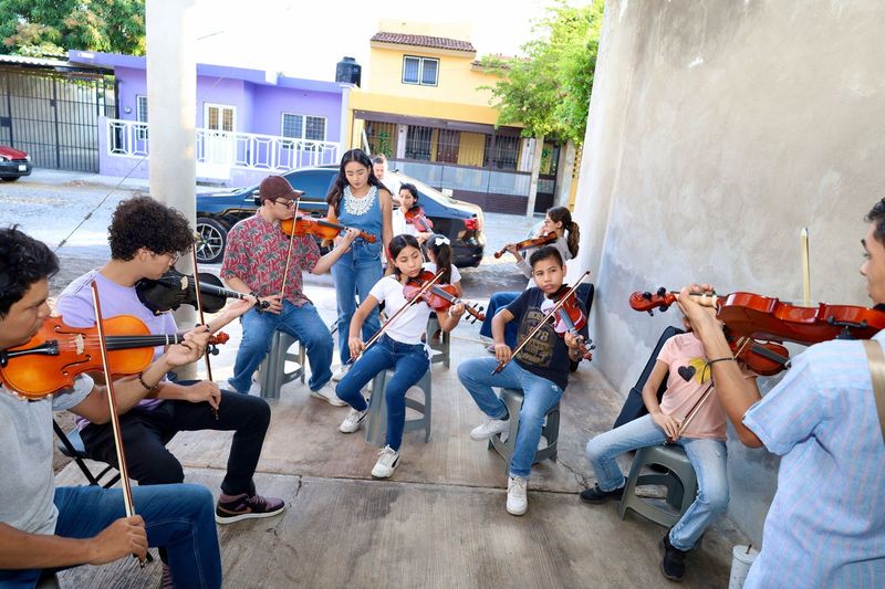 En este momento estás viendo Con talleres gratuitos, Cultura Colima impulsa la preservación de la música tradicional entre menores