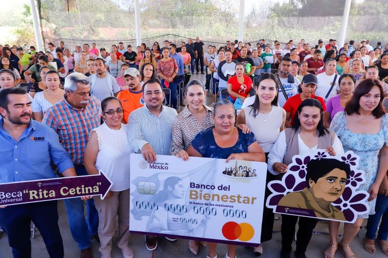 En este momento estás viendo Entregan Beca ‘Rita Cetina’ en Manzanillo