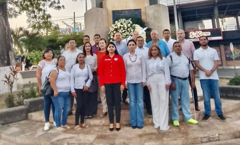 En este momento estás viendo Rinden homenajes a Gustavo Vázquez Montes en Tecomán