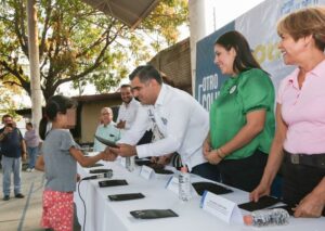 Lee más sobre el artículo Entrega Riult Rivera lentes graduados a niñas y niños de la Casa Hogar del Niño Colimense