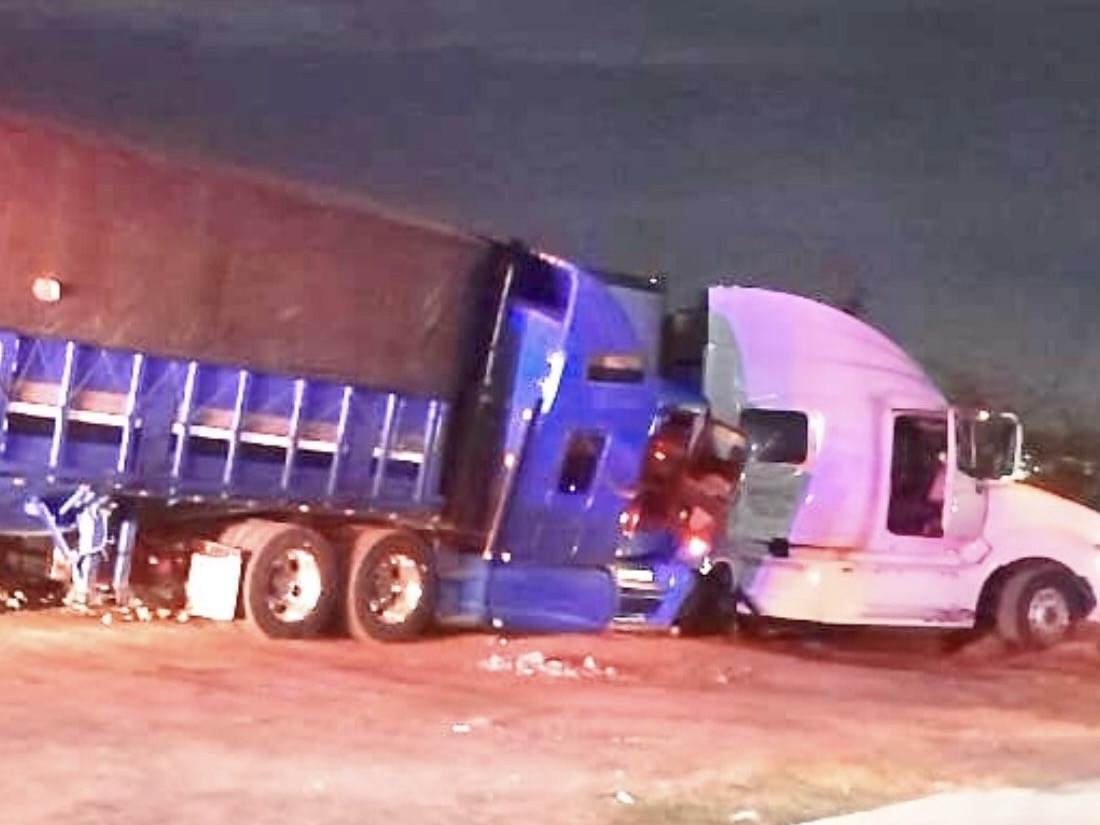 En este momento estás viendo Chocan 2 trailers en la Bayardo, en Tecomán