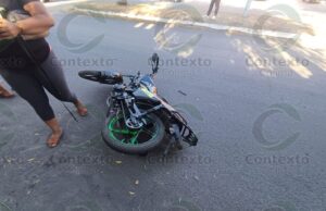 Lee más sobre el artículo Dos heridos al impactarse motociclista con mototaxi en Tecomán