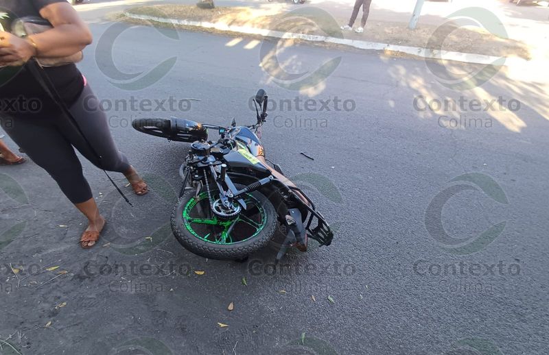 En este momento estás viendo Dos heridos al impactarse motociclista con mototaxi en Tecomán