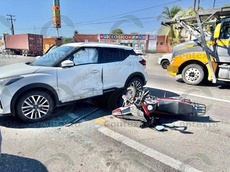 En este momento estás viendo Dos jóvenes resultan heridas tras chocar su motocicleta contra una camioneta en Tecomán